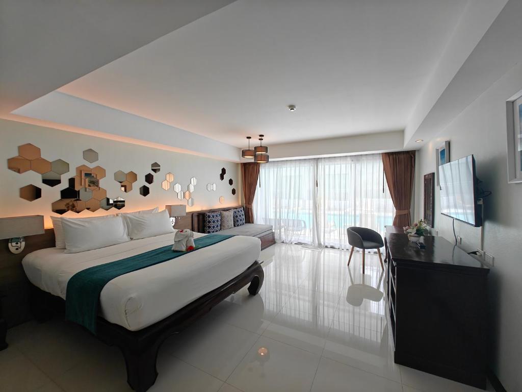 蔻立Phang Nga Shore Hotel的酒店客房,配有床和电视