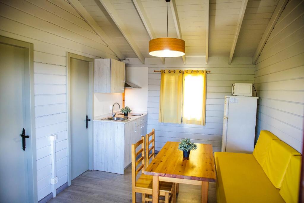 坎布里尔斯拉略萨营地的厨房以及带桌子和冰箱的用餐室