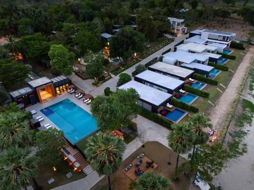 班克鲁特阳光天堂度假酒店的享有带游泳池的度假村的空中景致