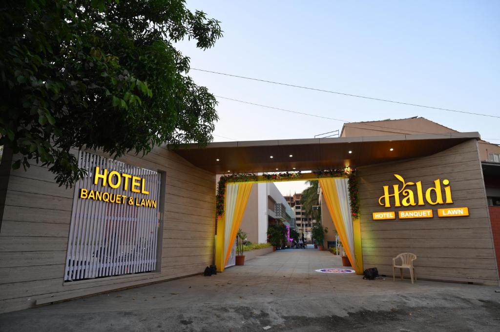 纳西克Hotel Haldi的带有门和标志的酒店入口