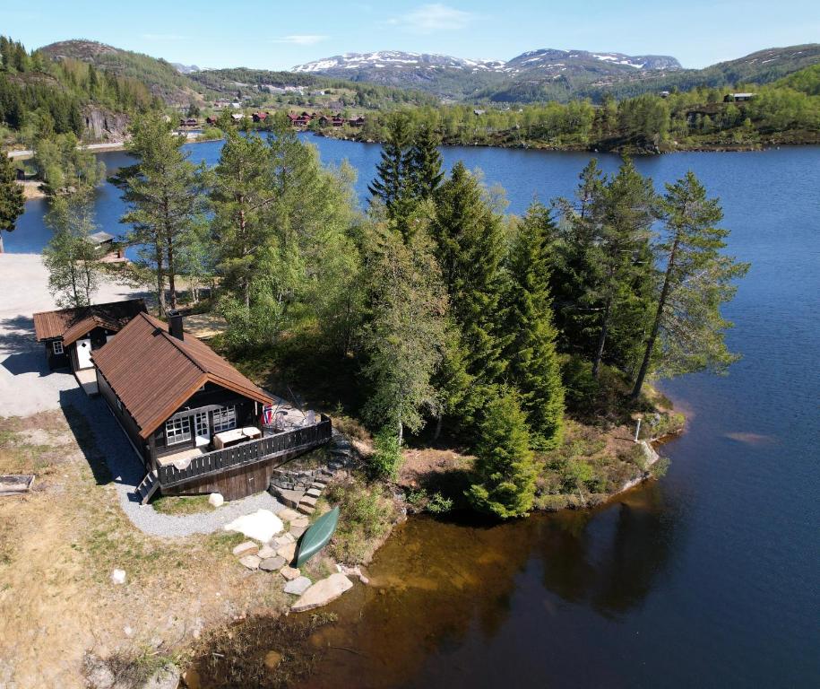 TjørhomHoliday cottage with sauna close to Kjerag的湖景别墅的空中景致