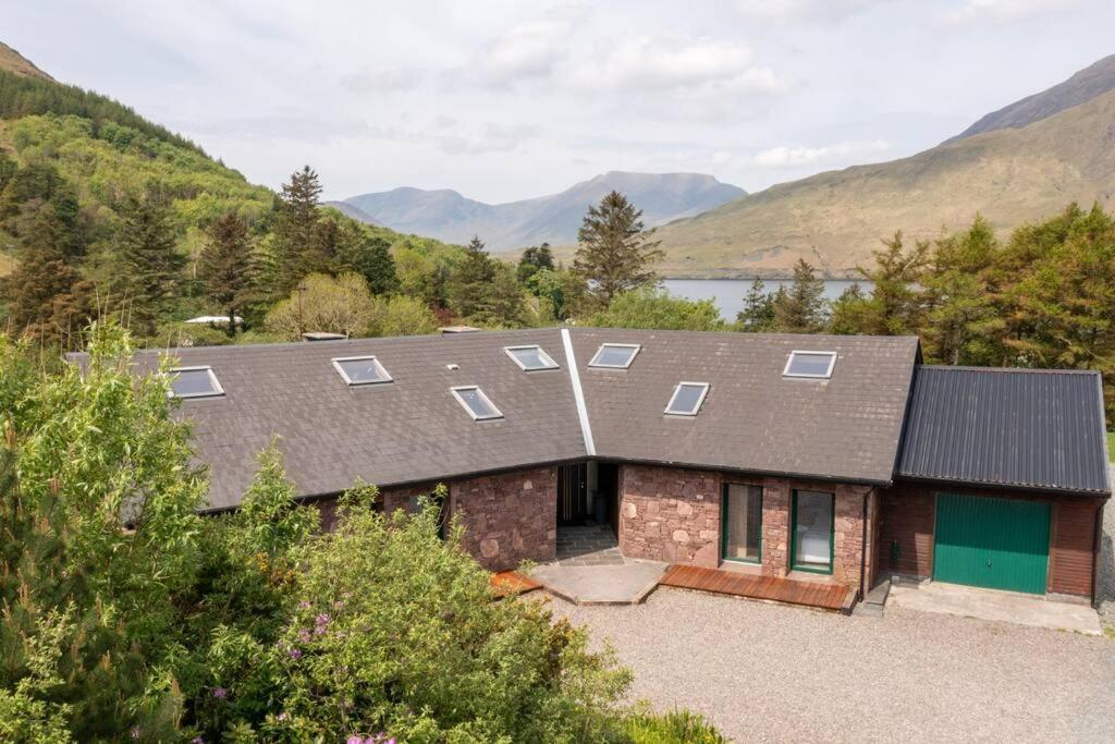 里南Heather Lodge with Sea and Mountain Views的山地房屋的顶部景色