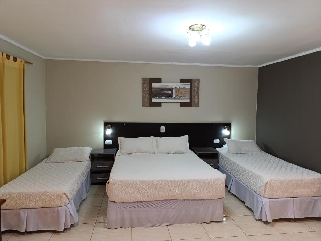伊瓜苏港伊瓜苏阿尔图斯酒店的一间酒店客房,房间内设有两张床