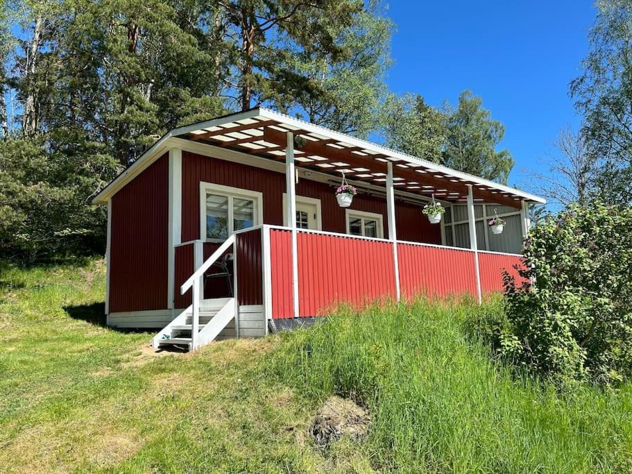 JönåkerHagalund - Jönåker的一座小红房子,位于山丘上,树木繁茂
