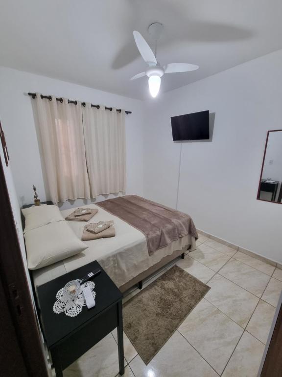 圣保罗Studio Ideal的一间卧室配有一张床和一台平面电视