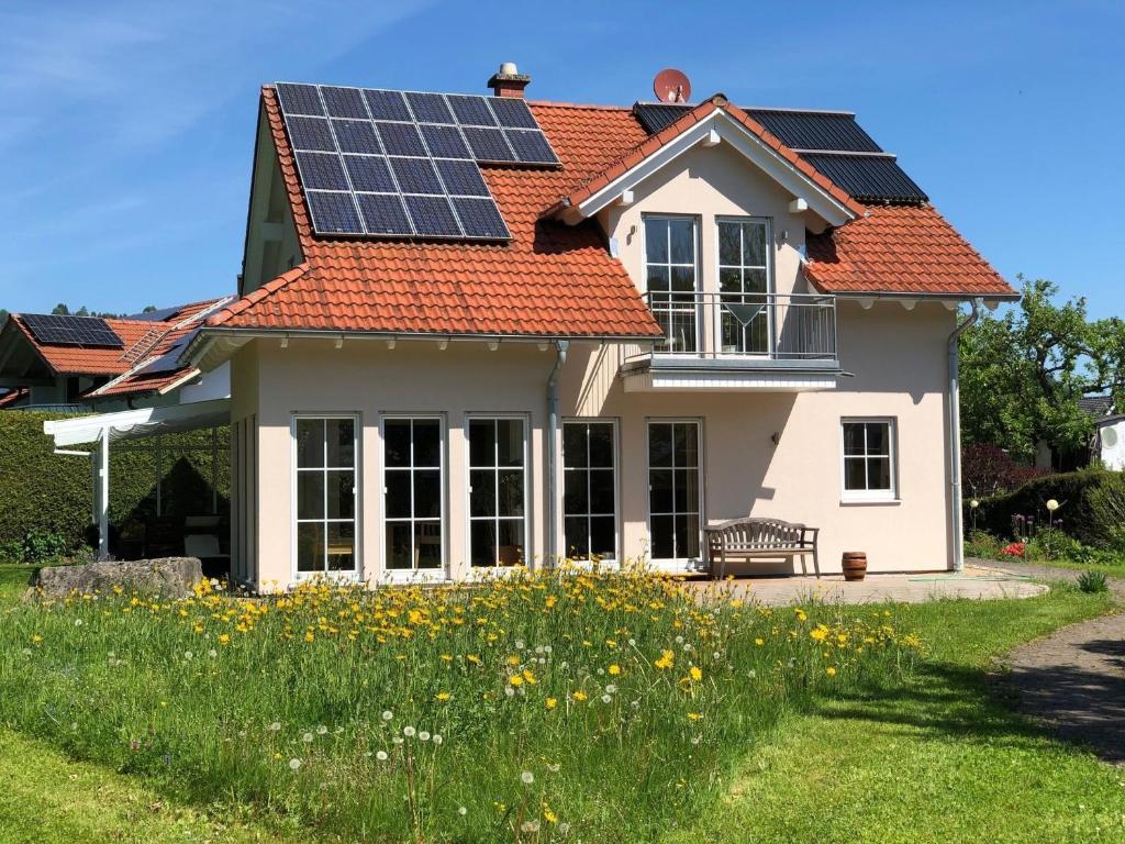 派森贝格Haus Ammertal的屋顶上设有太阳能电池板的房子