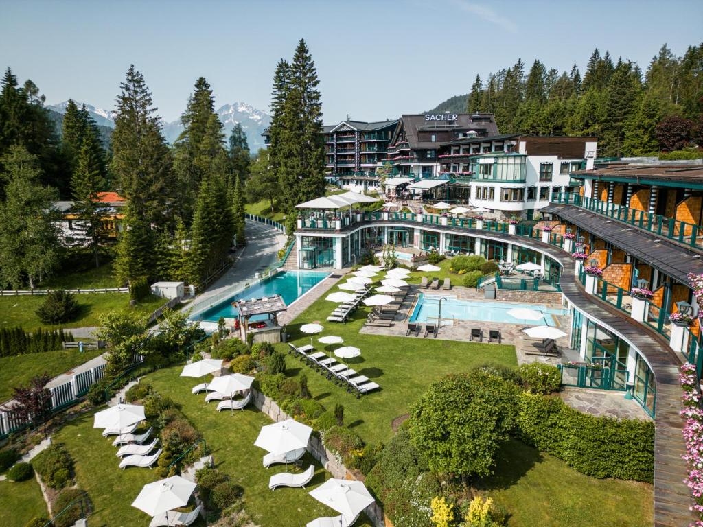 蒂罗尔-泽费尔德Alpin Resort Sacher的享有带游泳池的度假村的空中景致