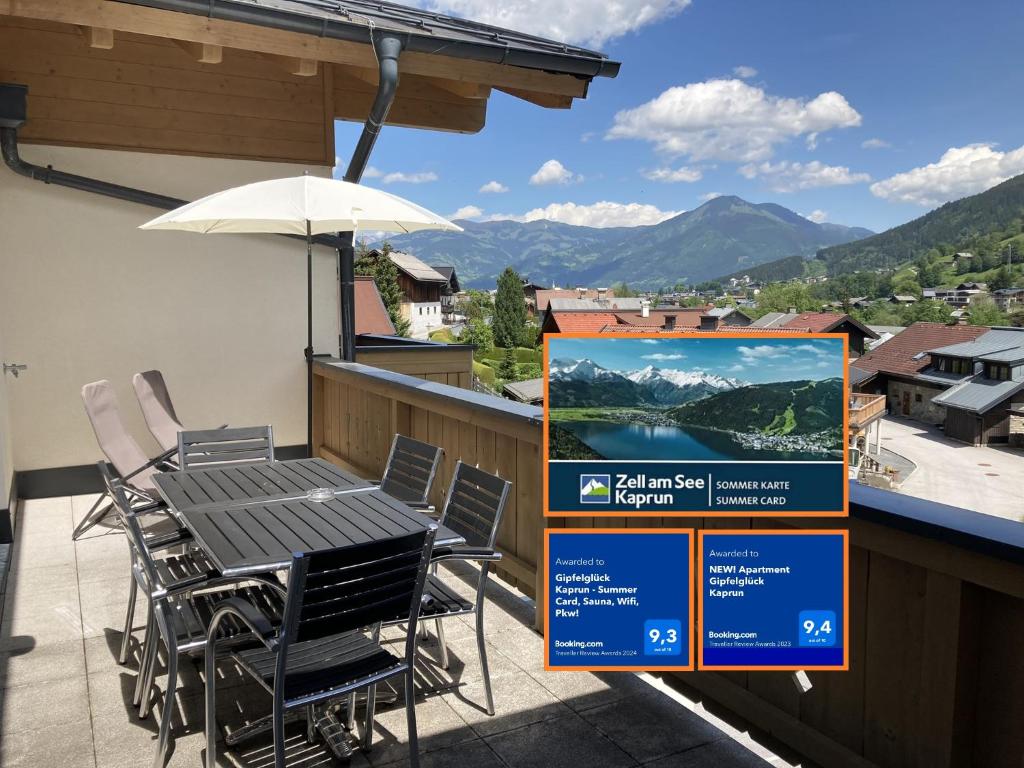 卡普伦Gipfelglück Kaprun - Summer Card, Sauna, Wifi, Pkw!的美景阳台配有桌椅