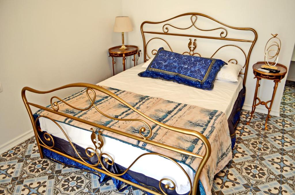 哈尔基岛Belvedere private luxury beach villa的一间卧室配有一张带蓝色枕头的床