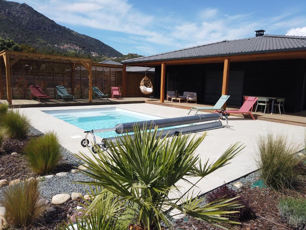 MoltifaoVillas Vallée d'ASCO的庭院中带游泳池的房子
