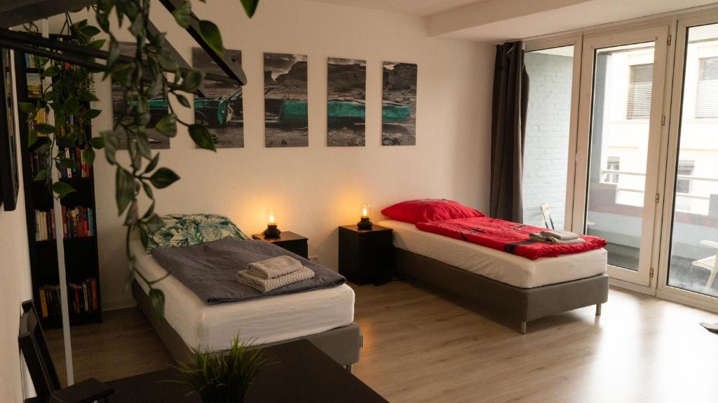 汉诺威2 Zimmer Wohnung in Hannover的小型客房 - 带2张床和窗户