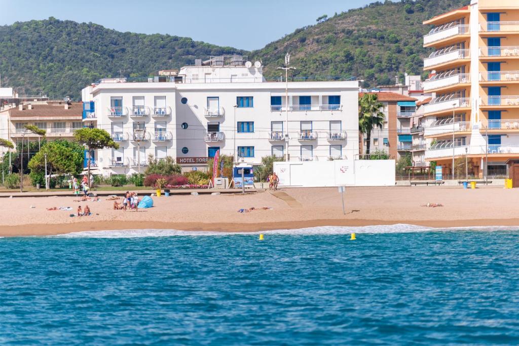 皮内达德马尔索拉伯纳酒店的享有海滩和水面建筑的景致