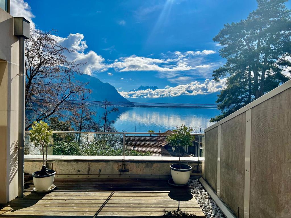 蒙特勒Spa luxury app for 2 or 4 pers centre lac view的湖景阳台