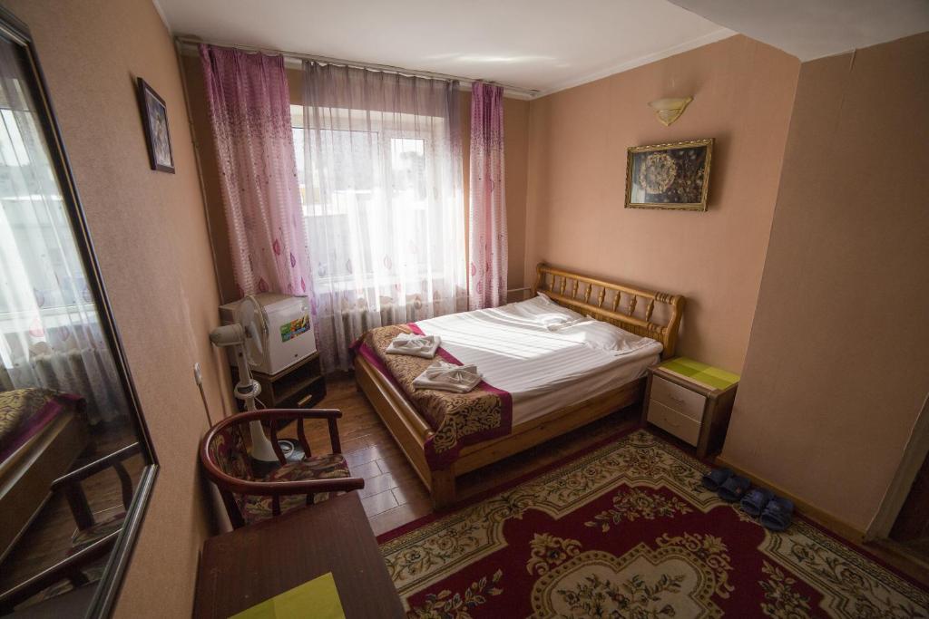 乌兰巴托达尼斯塔游牧之旅旅舍的一间小卧室,配有床和窗户