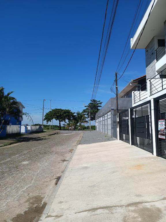 巴拉那州蓬塔尔Residencial Mar Azul-suíte 12的大楼前空的街道