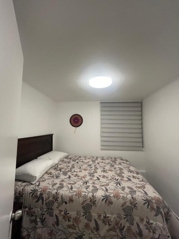 La ChimbaBDN的一间白色客房内的床铺卧室