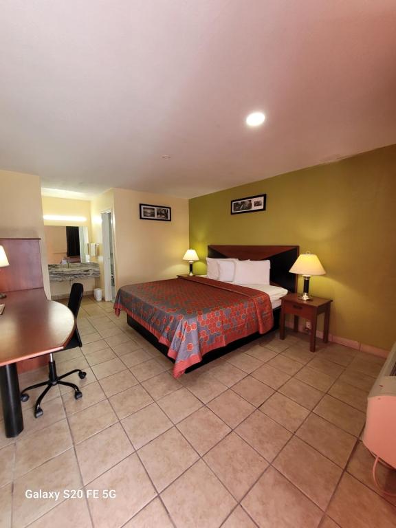 布朗斯维尔La Vista Motel的配有一张床和一张书桌的酒店客房