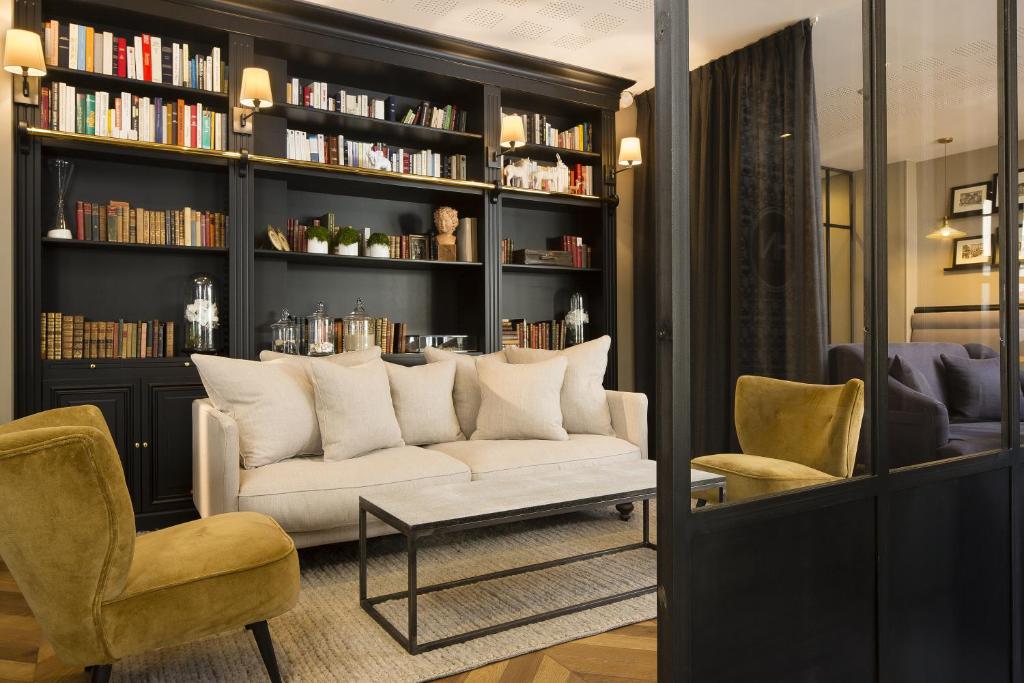 雷恩Le Nemours Rennes的客厅配有白色沙发和书架