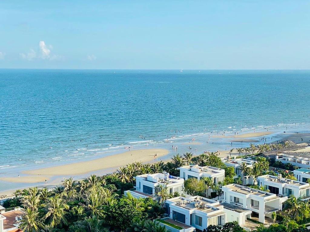头顿Lfamily Ocean view Apartment 91m2 - ARIA Vung Tau Private Beach Resort, căn hộ Aria Vũng Tàu 91 m2 view biển, bãi biển riêng的享有海滩的空中景致,拥有白色的建筑