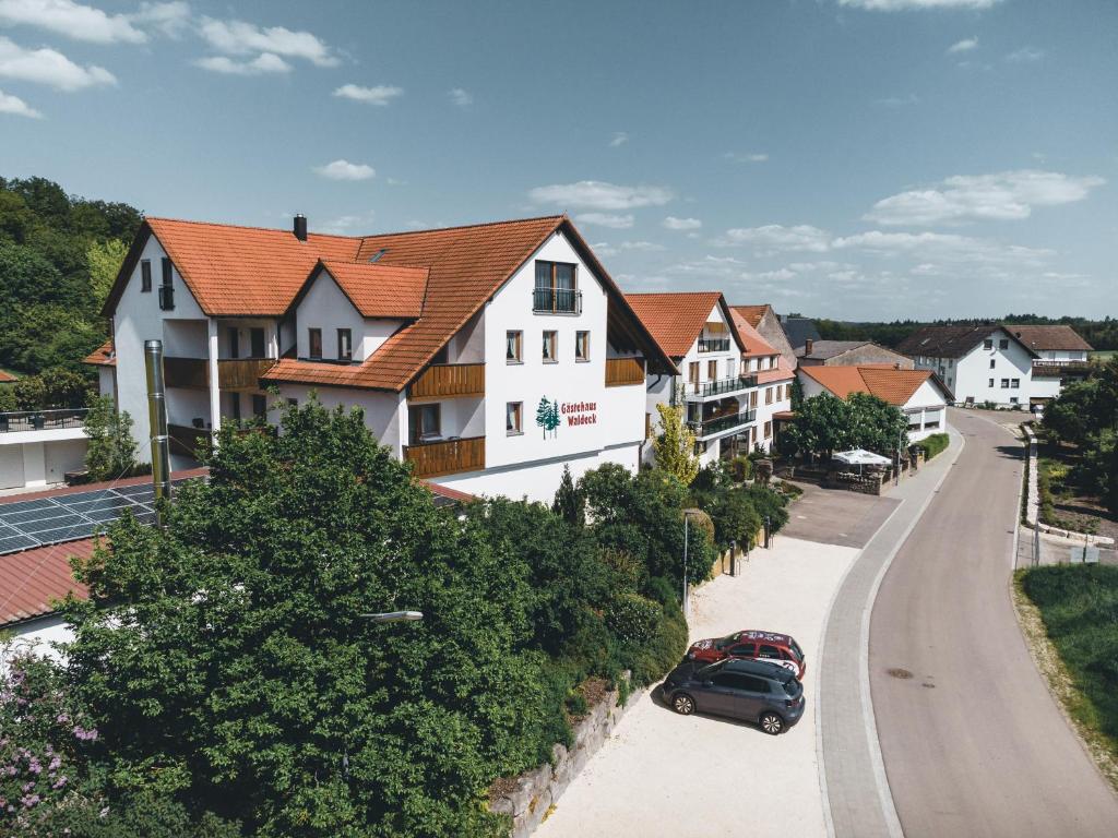 FremdingenLandhotel Waldeck - Ihr Urlaubshotel in der Natur的停在房子旁边的街道上的汽车