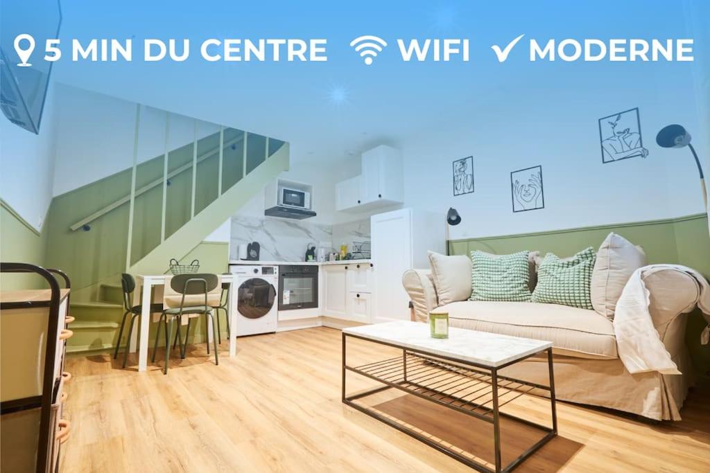 里尔Nouveauté ! Lille T3 avec Décor Moderne, WiFi的客厅配有沙发和桌子