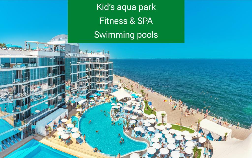 敖德萨NEMO Hotel Resort & SPA的享有游轮上的游泳池和海滩美景