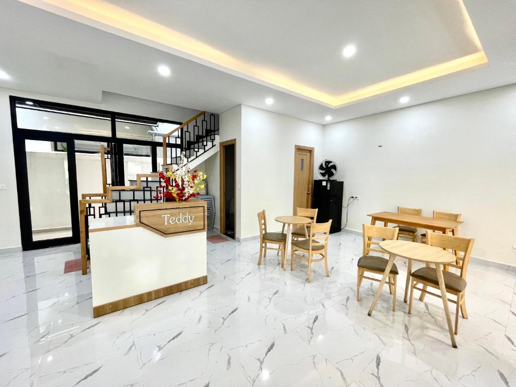 富国Teddy 96 Homestay & Cafe-3 stars-Grand World Phu Quoc的一个带桌椅的大堂和一间餐厅