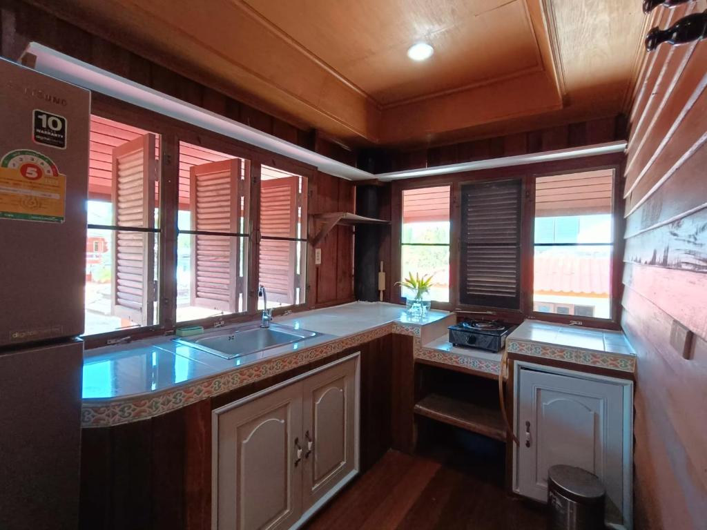 塔林甘海滩Aforetime House @ Samui的带水槽的厨房和部分窗户