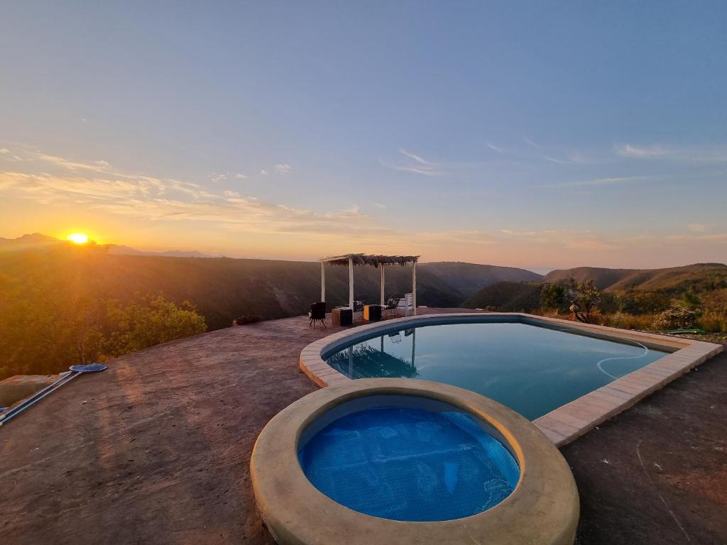 克拉格斯Rainforest Ridge Eco Resort的一座享有日落美景的游泳池