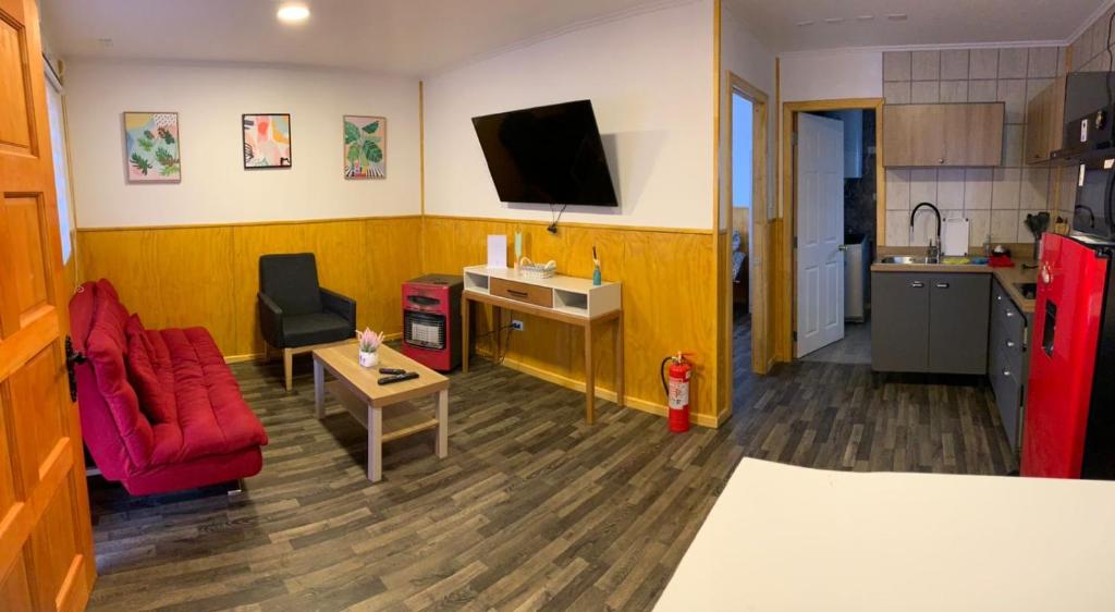 威廉斯港Radio Navarino的客厅配有红色椅子和电视