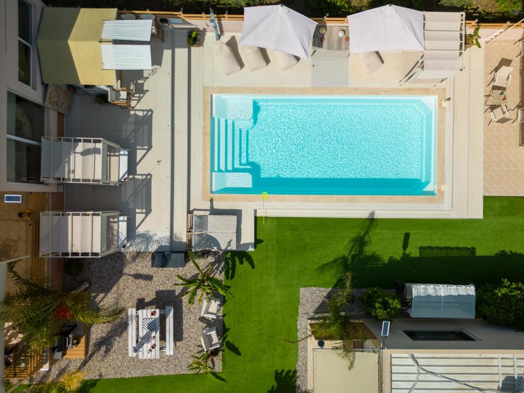 阿特米达Modular Bungalows With Heated Pool Artemis Greece的享有大楼游泳池的顶部景致