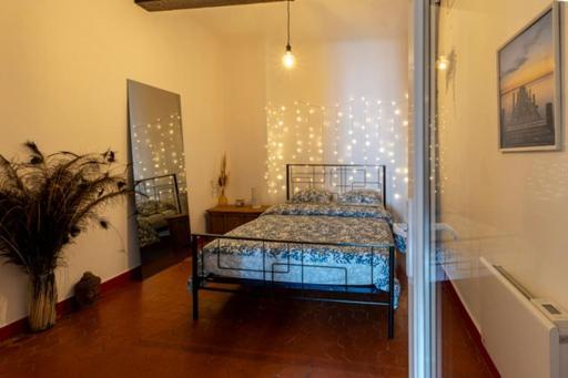 马赛Le cosy的卧室配有一张挂在墙上的灯光床。