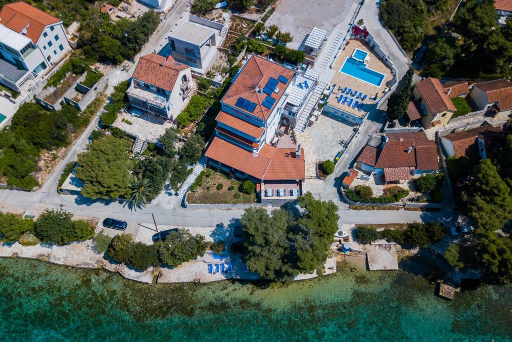 尼库加姆Boutique Guesthouse Sveti Petar, on the beach, heated pool, restaurant & boat berth - ADULT ONLY的水边房子的空中景观