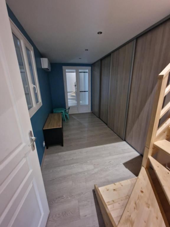 Maisons au cœur du berry的走廊设有蓝色的墙壁和木地板
