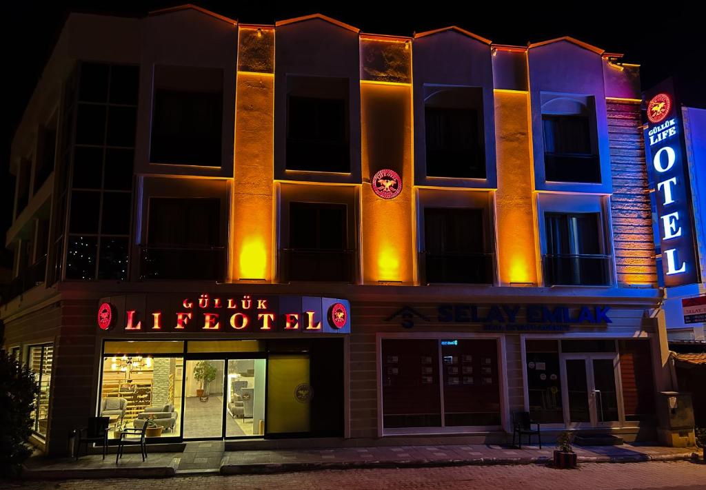 居吕克Gulluk Life Hotel的前面有灯的建筑