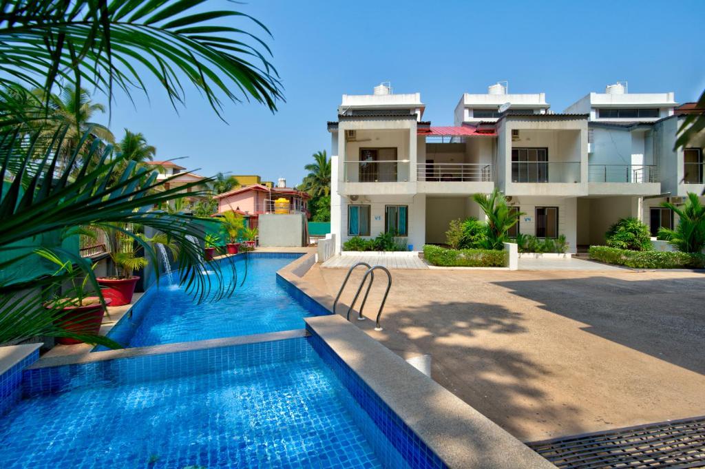 坎多林Luxury 3BHK Villa With Swimming Pool in Candolim的别墅前的游泳池