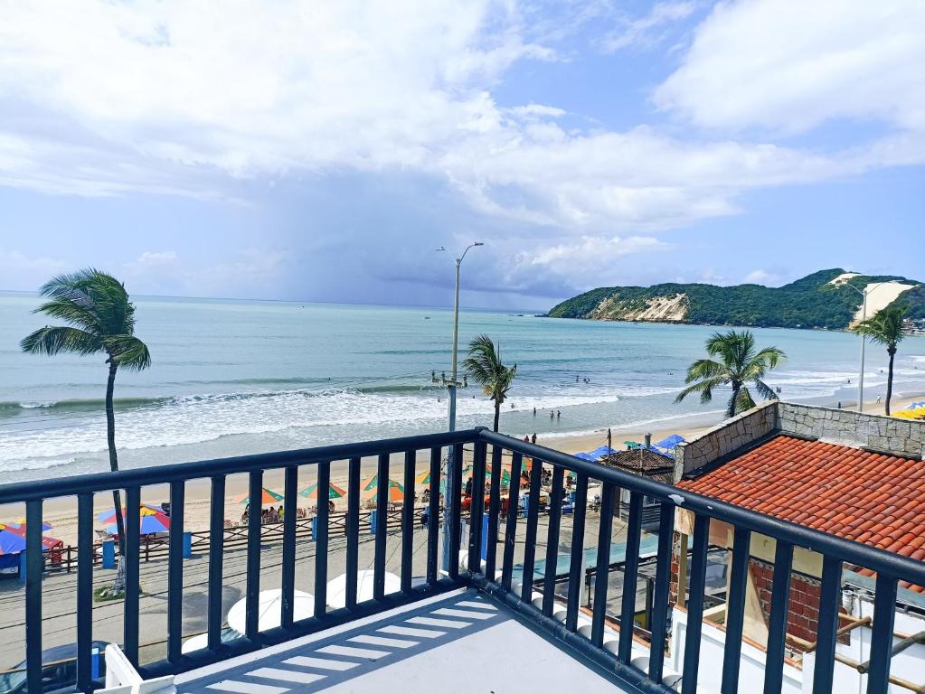 纳塔尔Ponta Negra Suites & Apart的以及享有海滩景致的阳台。