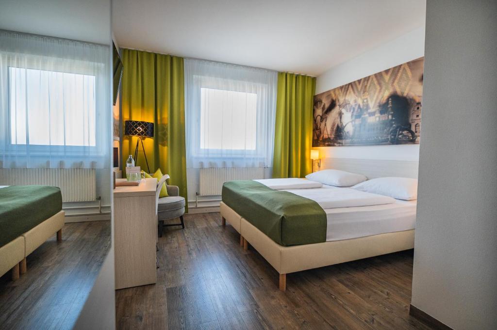 菲沙门德多夫维也纳机场生活酒店的酒店客房配有两张床和一张书桌