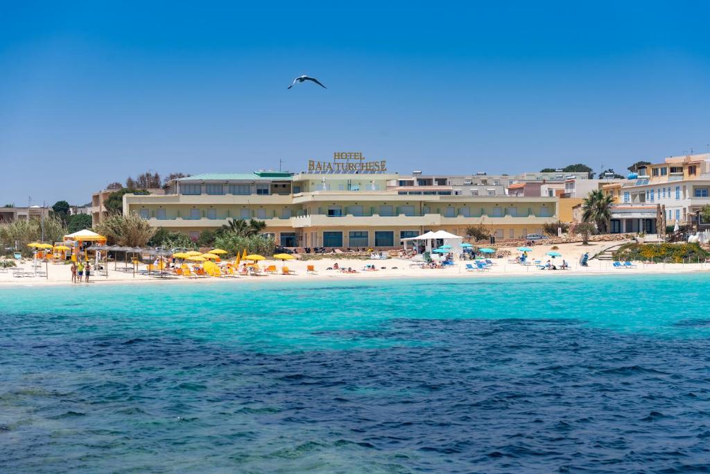 兰佩杜萨Hotel Baia Turchese的享有海滩和酒店及大海的景色