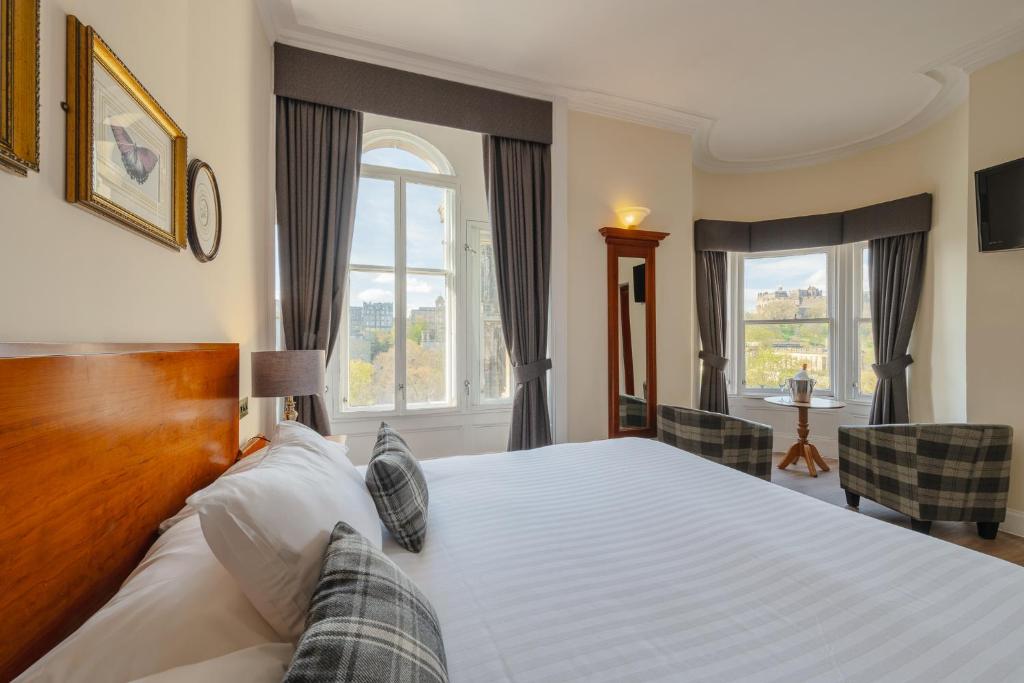 爱丁堡老威弗利酒店的一间卧室设有一张大床和一个窗户。