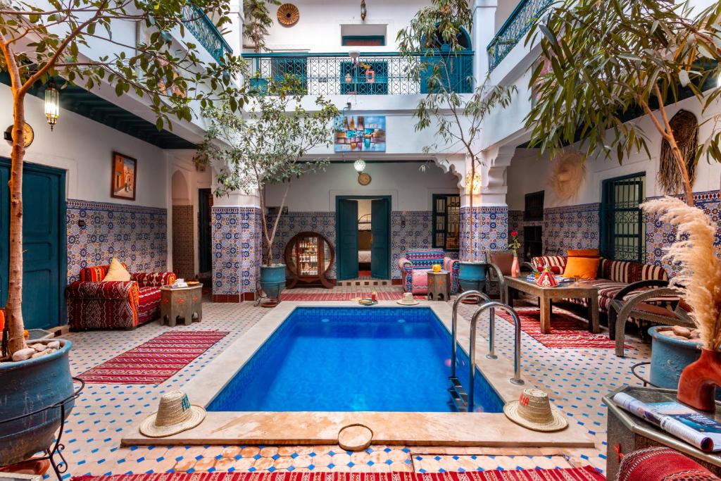 马拉喀什里亚德阿扎利亚酒店的一座带池畔客房的大楼内的室内游泳池