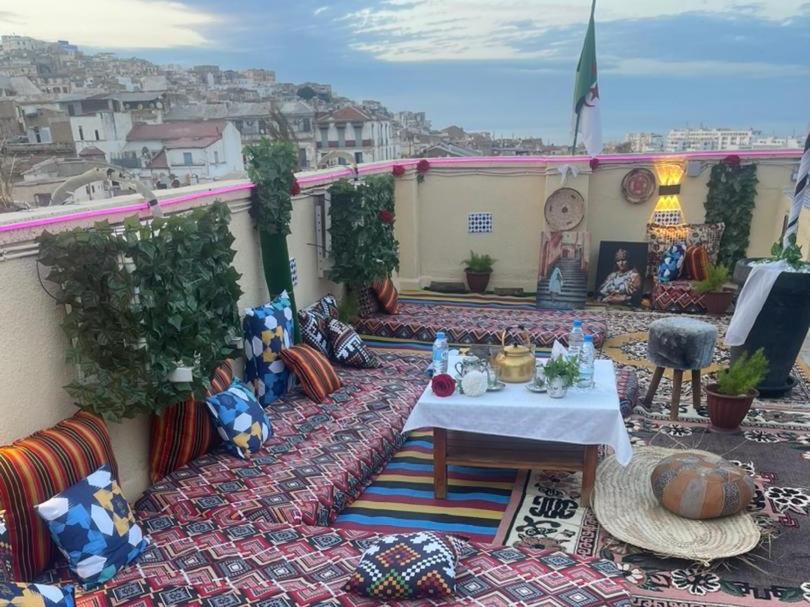阿尔及尔AFRIC HOTEL- Casbah的阳台的天井配有桌椅