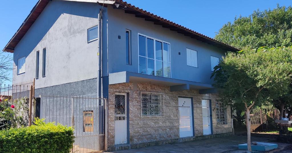 圣安热卢Apartamento modelo chalé 201的蓝白色的房屋,设有围栏