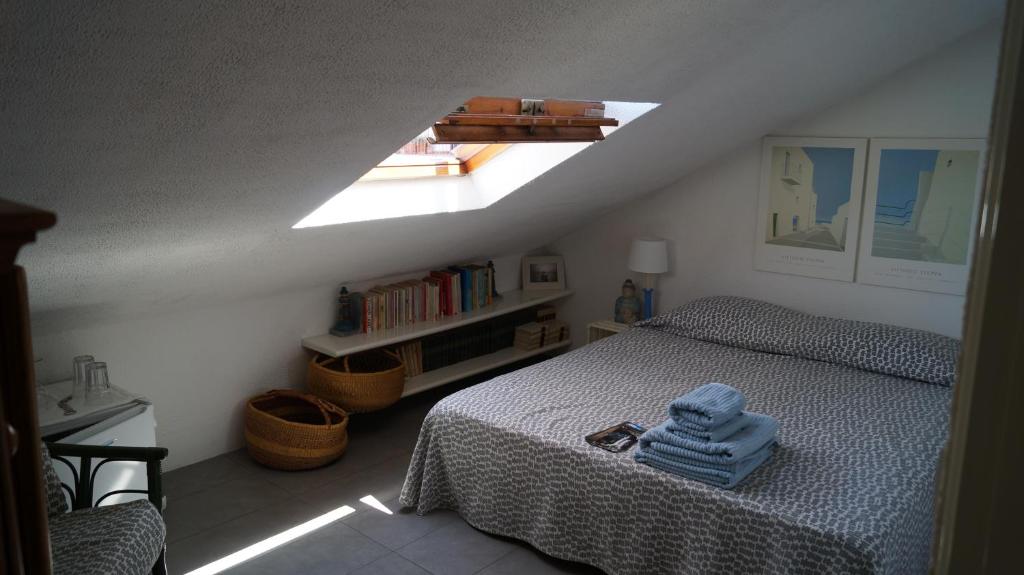 皮佐B&B Il Vicolo Di Pizzo的一间卧室配有一张带蓝色毛巾的床