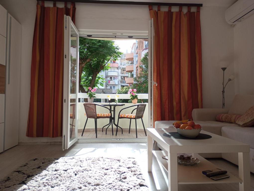 布德瓦Niki的客厅设有通往庭院的门。