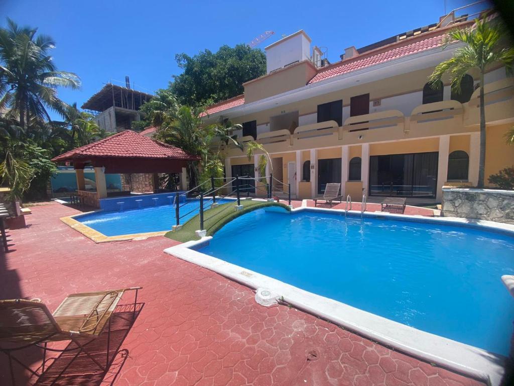 普拉亚卡门Vista Caribe Playa的房屋前的大型游泳池