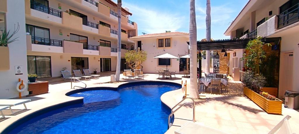 卡波圣卢卡斯圣达菲洛斯卡沃斯别墅群酒店的一座建筑物中央的游泳池