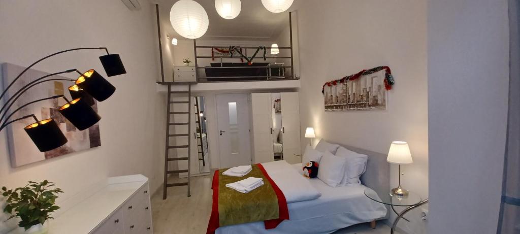 布达佩斯Palace Apartment的小型公寓 - 带床和厨房