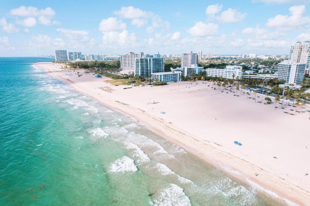 劳德代尔堡B Ocean Resort Fort Lauderdale Beach的城市前方海滩的空中景观