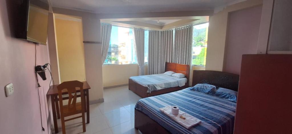 廷戈玛丽亚HOSPEDAJE EL CANTARO II的酒店客房设有两张床和窗户。